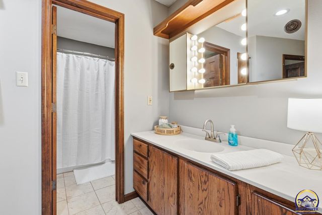 7600 SW Oxfordshire RD, Topeka, KS 66614