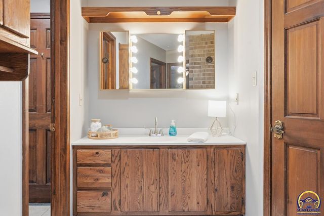 7600 SW Oxfordshire RD, Topeka, KS 66614