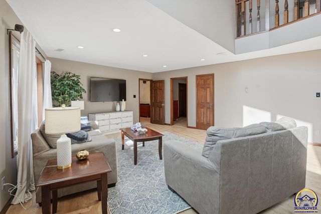 7600 SW Oxfordshire RD, Topeka, KS 66614