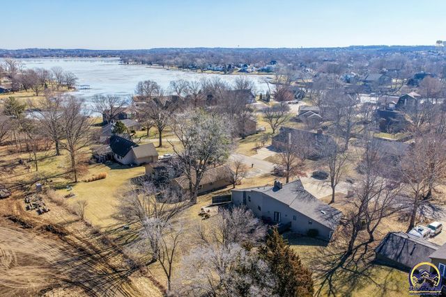 7600 SW Oxfordshire RD, Topeka, KS 66614