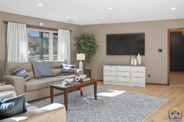 7600 SW Oxfordshire RD, Topeka, KS 66614