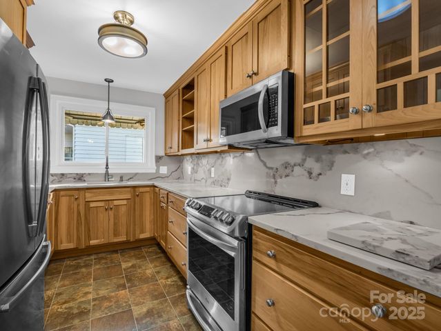 1618 Kensington Road, Hendersonville, NC 28791