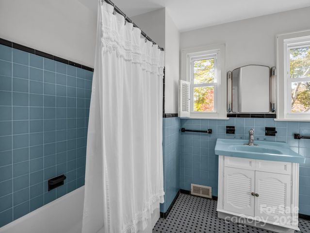 1618 Kensington Road, Hendersonville, NC 28791