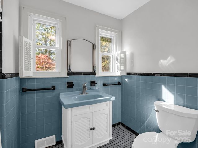 1618 Kensington Road, Hendersonville, NC 28791