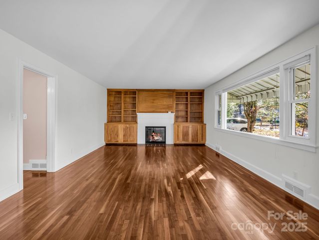 1618 Kensington Road, Hendersonville, NC 28791