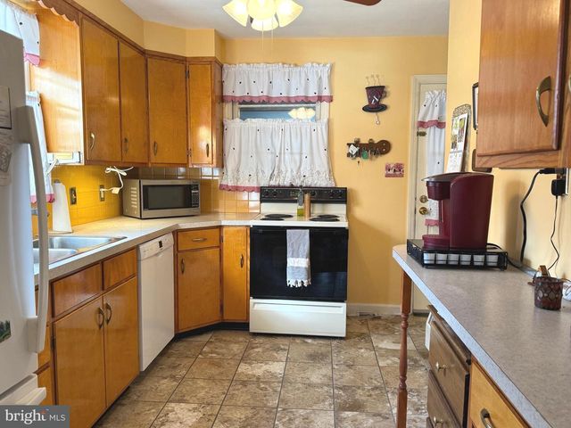 86 VILLAGE DR, Mountville, PA 17554