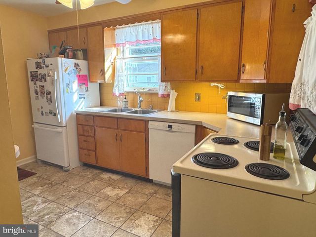 86 VILLAGE DR, Mountville, PA 17554