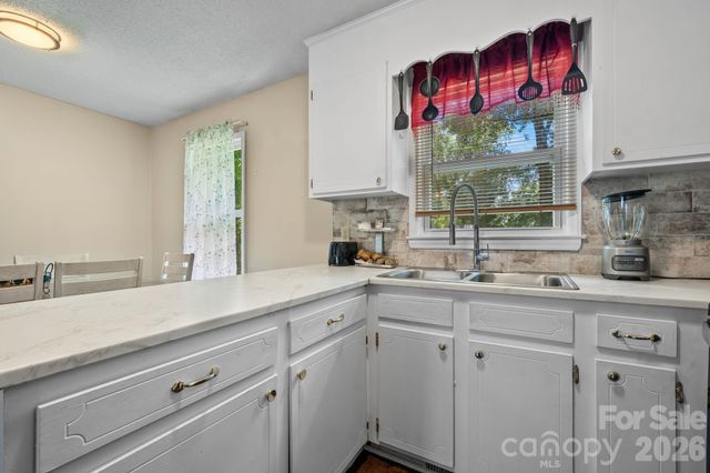 3246 21st Avenue NE, Hickory, NC 28601
