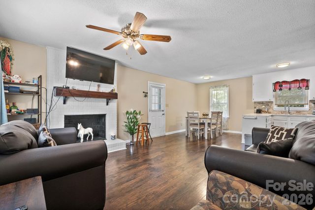 3246 21st Avenue NE, Hickory, NC 28601