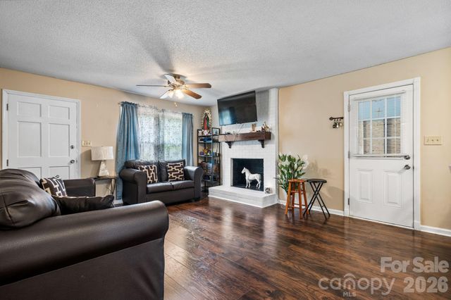 3246 21st Avenue NE, Hickory, NC 28601
