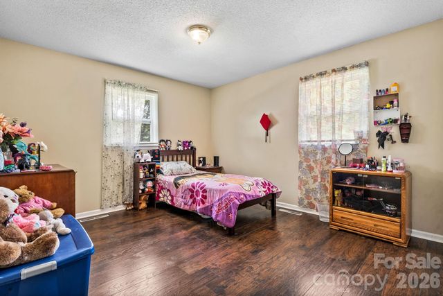 3246 21st Avenue NE, Hickory, NC 28601