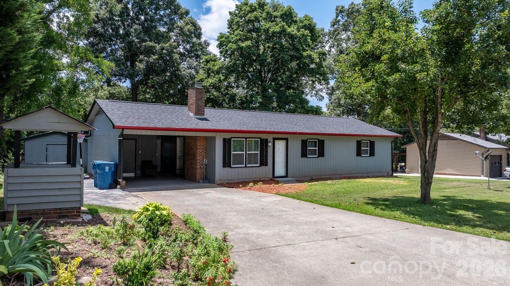3246 21st Avenue NE, Hickory, NC 28601