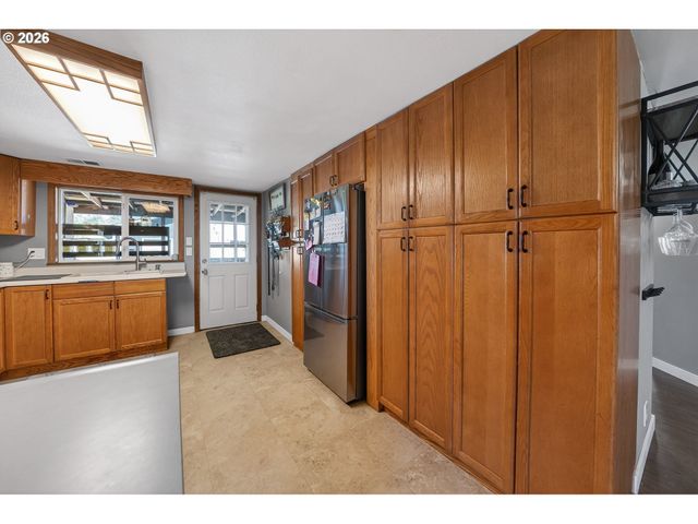 301 WINERY Ln, Roseburg, OR 97471