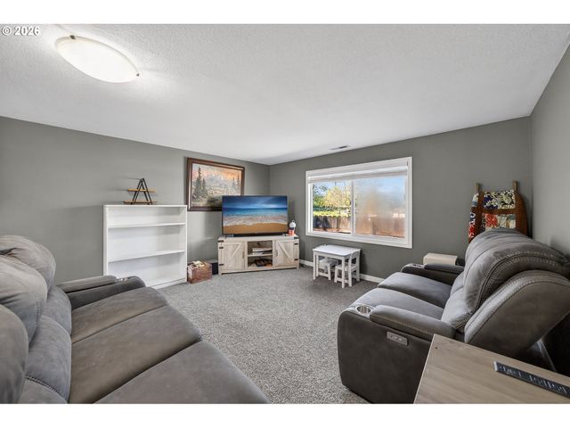 301 WINERY Ln, Roseburg, OR 97471