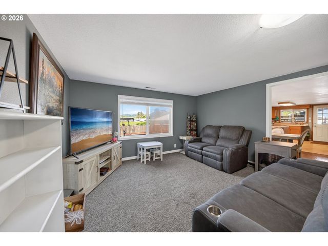 301 WINERY Ln, Roseburg, OR 97471