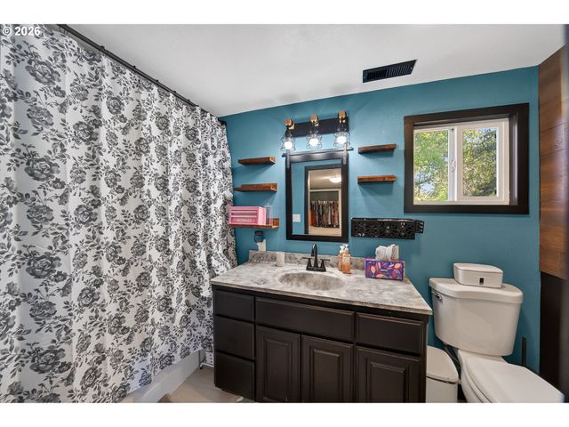 301 WINERY Ln, Roseburg, OR 97471