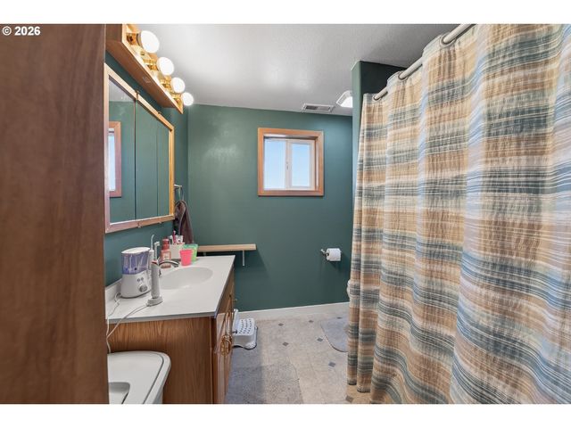 301 WINERY Ln, Roseburg, OR 97471