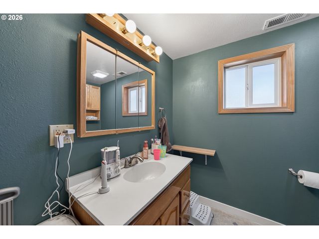 301 WINERY Ln, Roseburg, OR 97471