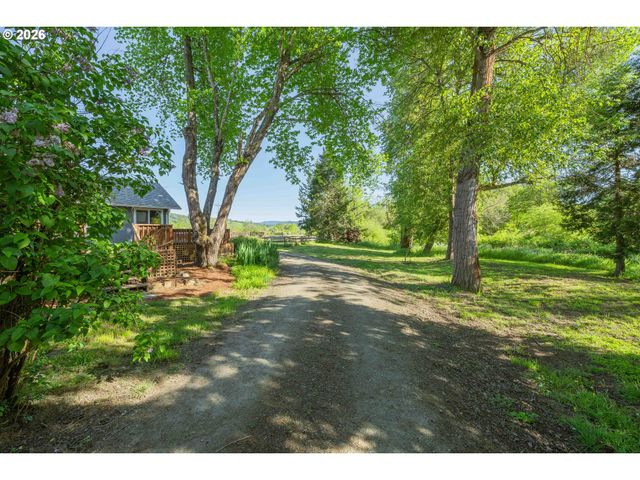 301 WINERY Ln, Roseburg, OR 97471