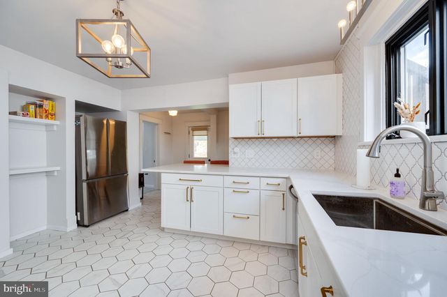 2021 NOBLE ST, Reading, PA 19609