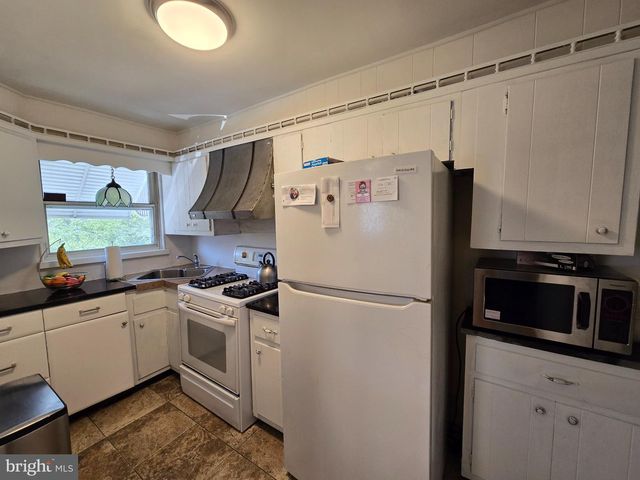 300 SPRINGTON RD, Upper Darby, PA 19082