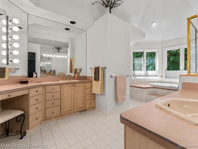 30065 Cheviot Hills Drive, Franklin, MI 48025