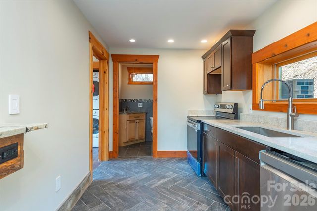 316 Oakdale Drive, Hendersonville, NC 28791