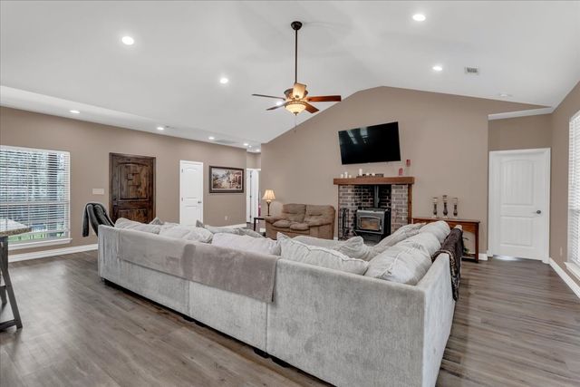 372 Private Road 123, Savoy, TX 75479
