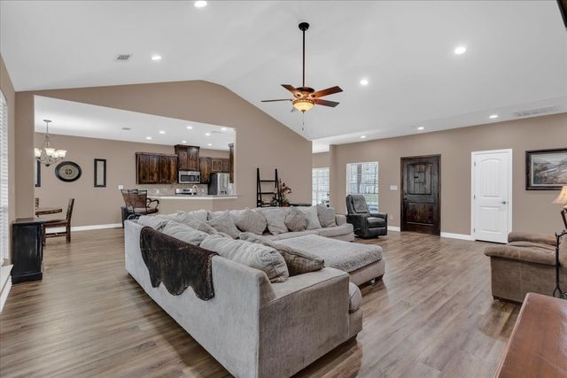 372 Private Road 123, Savoy, TX 75479