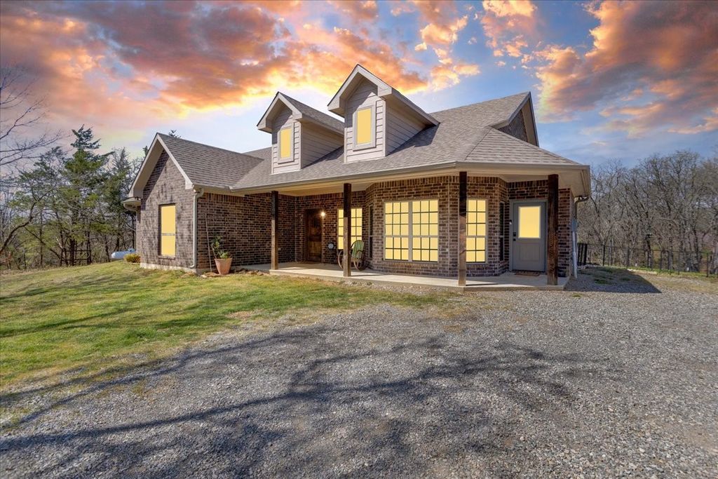 372 Private Road 123, Savoy, TX 75479
