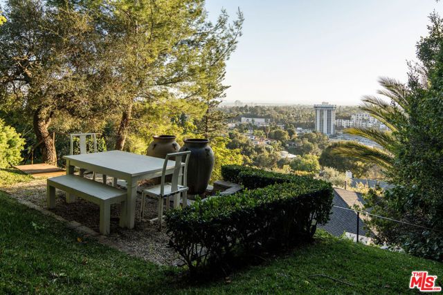 610 Estrellita Way, Los Angeles, CA 90049