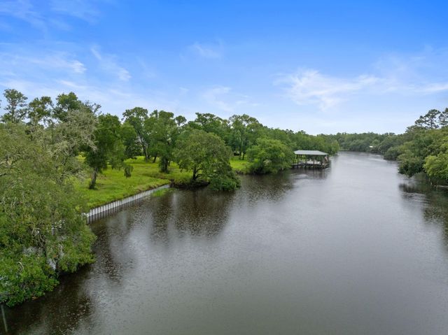 32610 Bayou Bend, Richwood, TX 77515