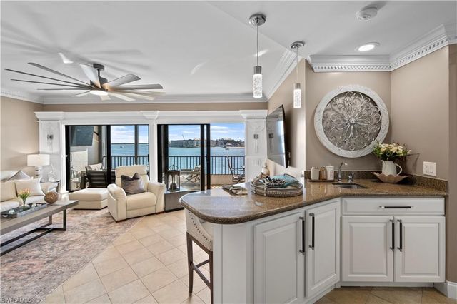 221 La Peninsula BLVD # 221, Naples, FL 34113