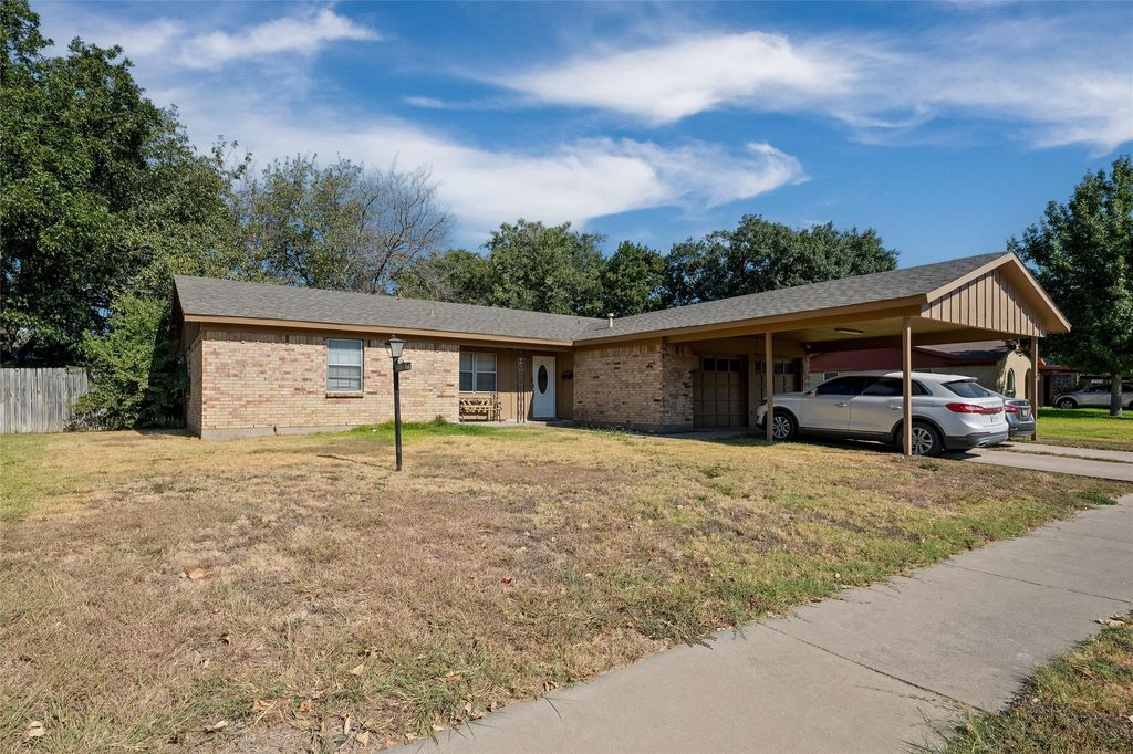 800 Ruidoso Drive, Saginaw, TX 76179 — exterior