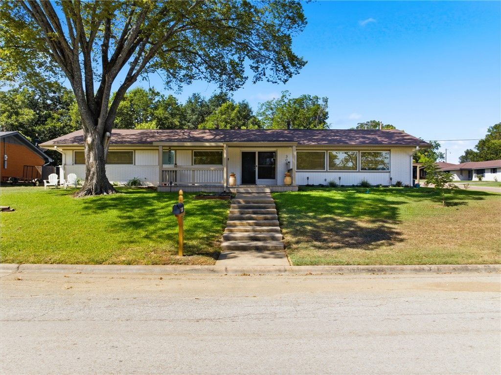 305 North Harvey Street, Caldwell, TX 77836 — exterior