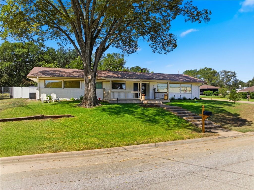 305 North Harvey Street, Caldwell, TX 77836 — photo 2