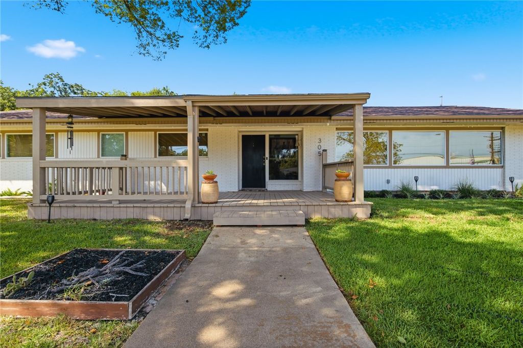 305 North Harvey Street, Caldwell, TX 77836 — photo 3