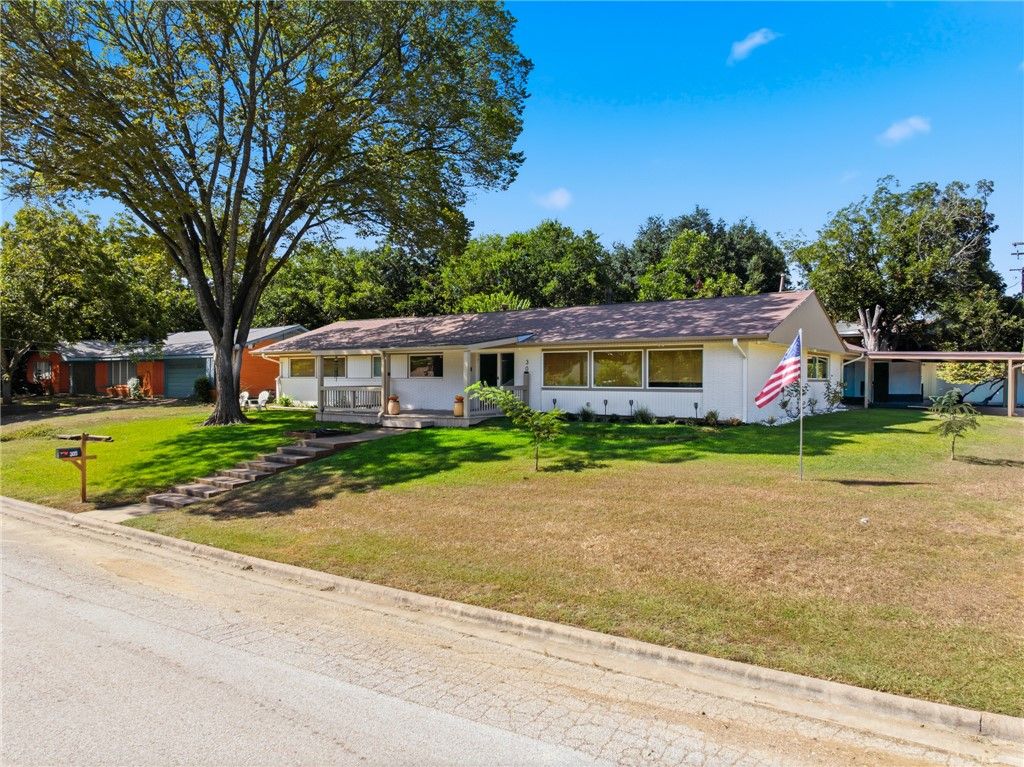 305 North Harvey Street, Caldwell, TX 77836 — photo 4