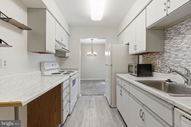 305-A CYPRESS POINT CIR, Mount Laurel, NJ 08054