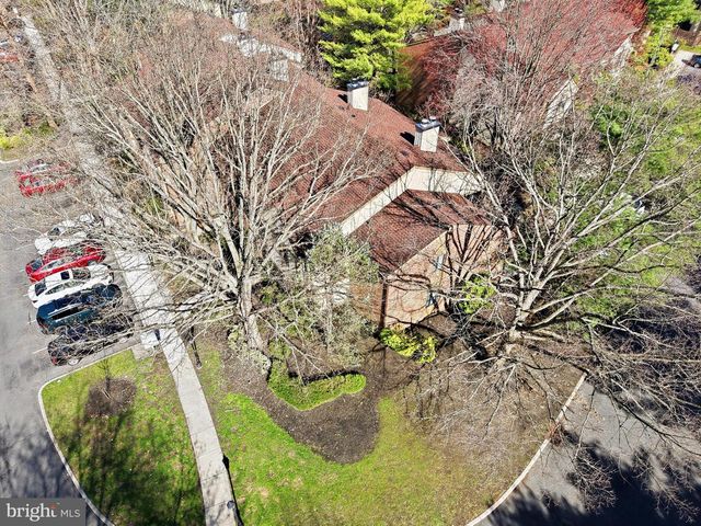 305-A CYPRESS POINT CIR, Mount Laurel, NJ 08054