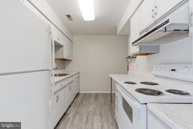 305-A CYPRESS POINT CIR, Mount Laurel, NJ 08054