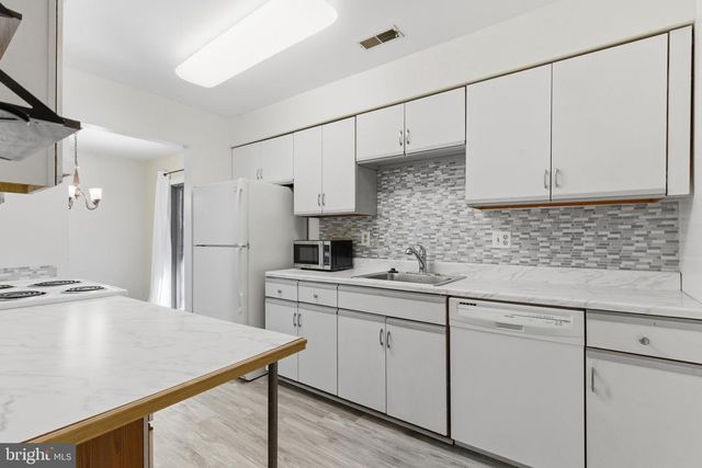 305-A CYPRESS POINT CIR, Mount Laurel, NJ 08054