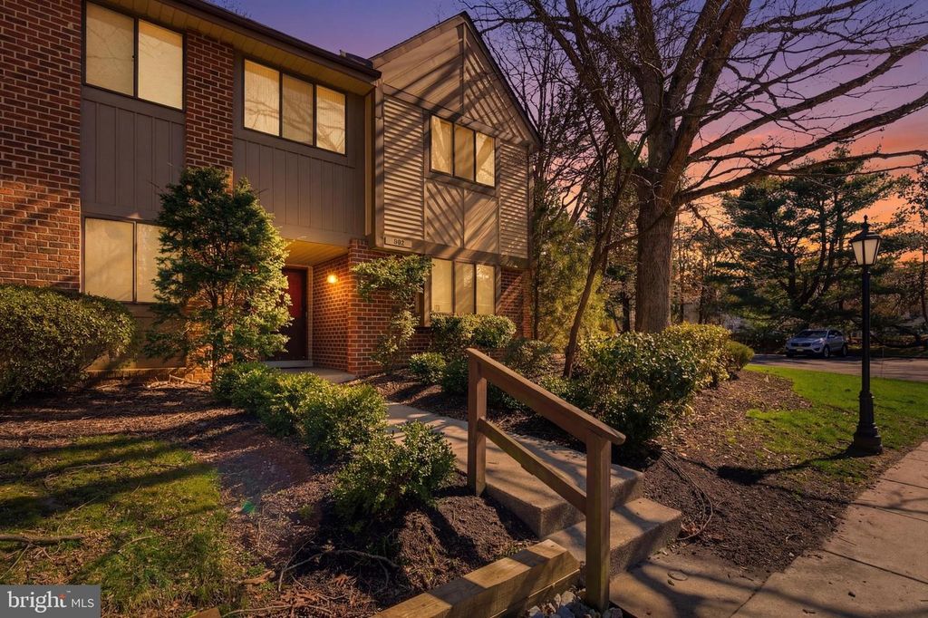 305-A CYPRESS POINT CIR, Mount Laurel, NJ 08054