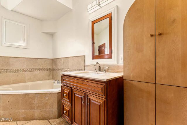 4725 Ambrose Avenue, Los Angeles, CA 90027