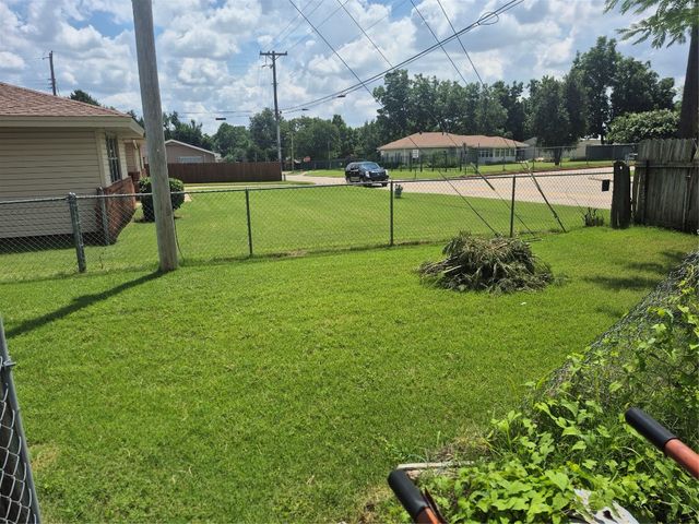 621 S 9th Street, Yukon, OK 73099