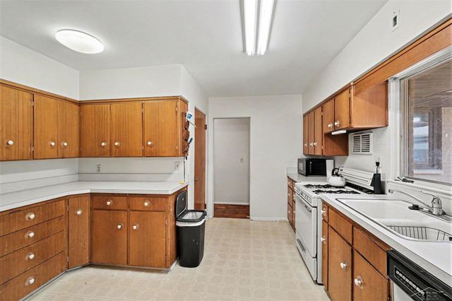 3 Northmoor Road, Saginaw, MI 48602