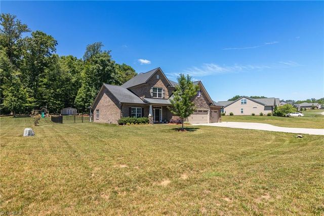 5009 Labella Court, Kernersville, NC 27284
