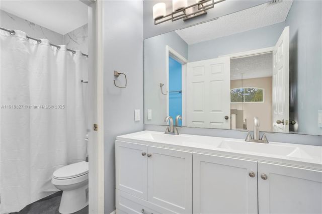 636 Sand Creek Cir, Weston, FL 33327