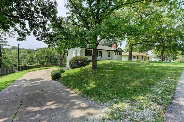 2820 Berry Lane, Independence, MO 64057