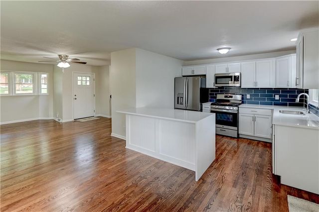2820 Berry Lane, Independence, MO 64057